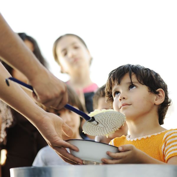 Nourrir les enfants affamés>